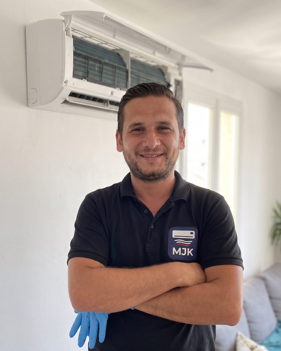 Jonathan, dirigeant de MJK, devant une unité intérieure ouverte